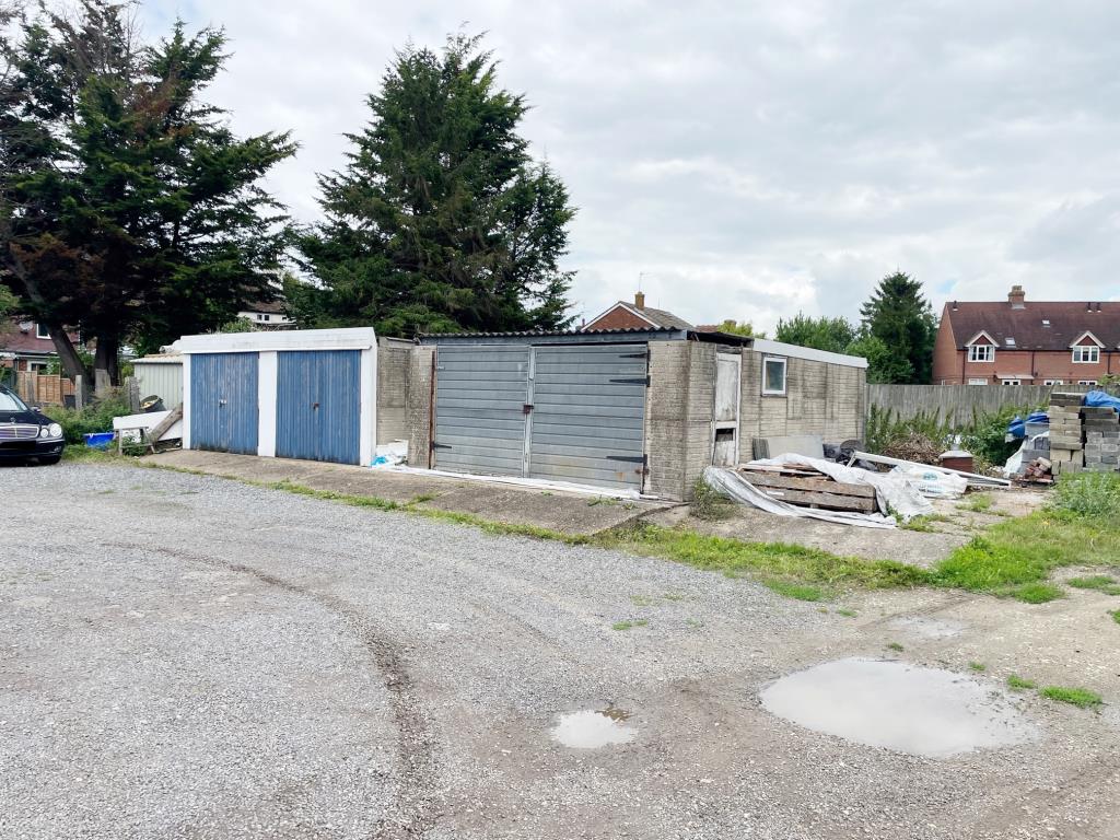 Lot: 163 - COMMERCIAL INVESTMENT AND LAND ENTIRE PLOT EXTENDING TO APPROXIMATELY 2.3 ACRES - Garages in Yard